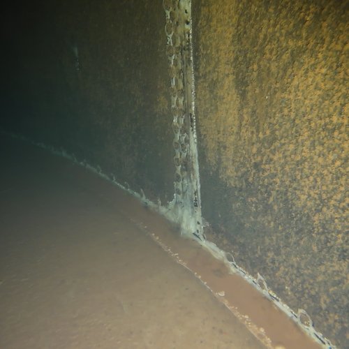 Sprinklertank-Inspektion: Stahltank, 15 Jahre – Wandinspektion Starke Korrosion Sedimentablagerungen